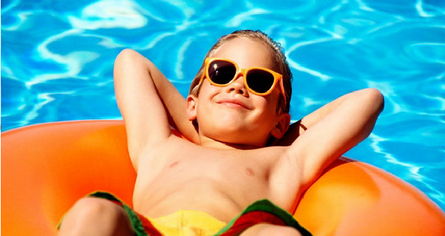 bambino che prende il sole bordo piscina